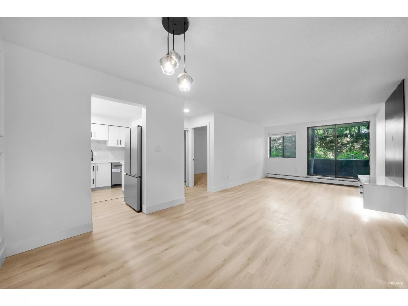 Apartment for rent: 111 10698 151a Street, Surrey, British Columbia V3R 8T5