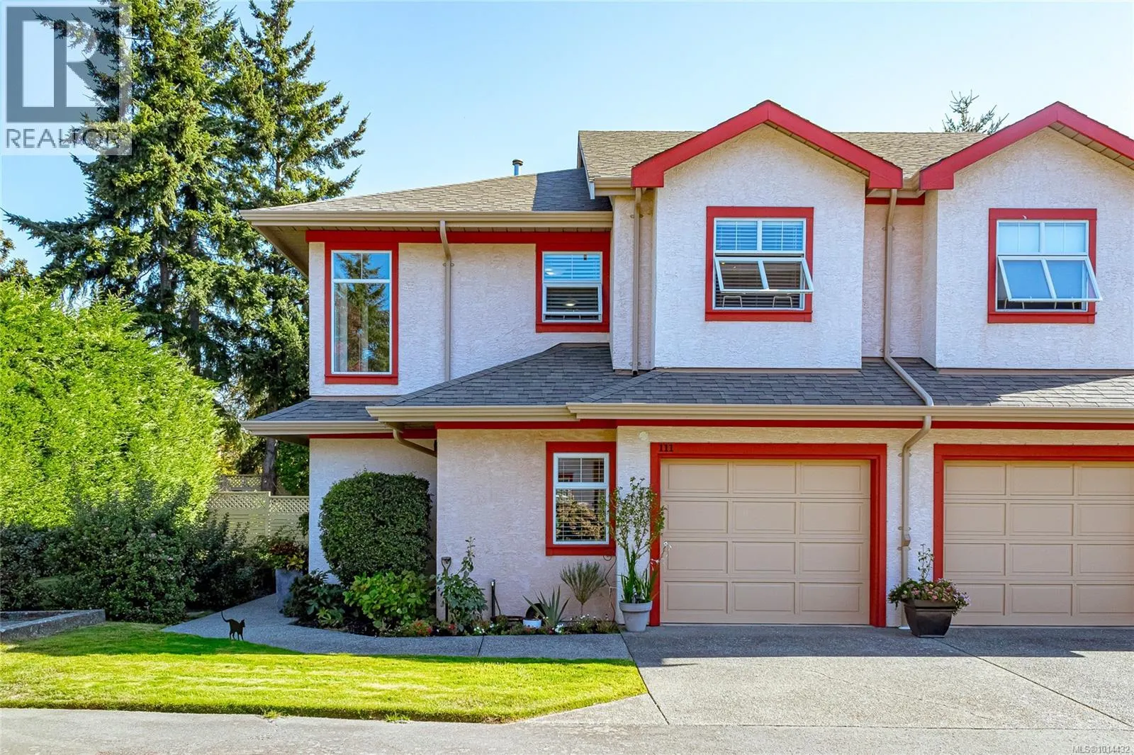 Row / Townhouse for rent: 111 1110 Willow St, Saanich, British Columbia V8X 3K2