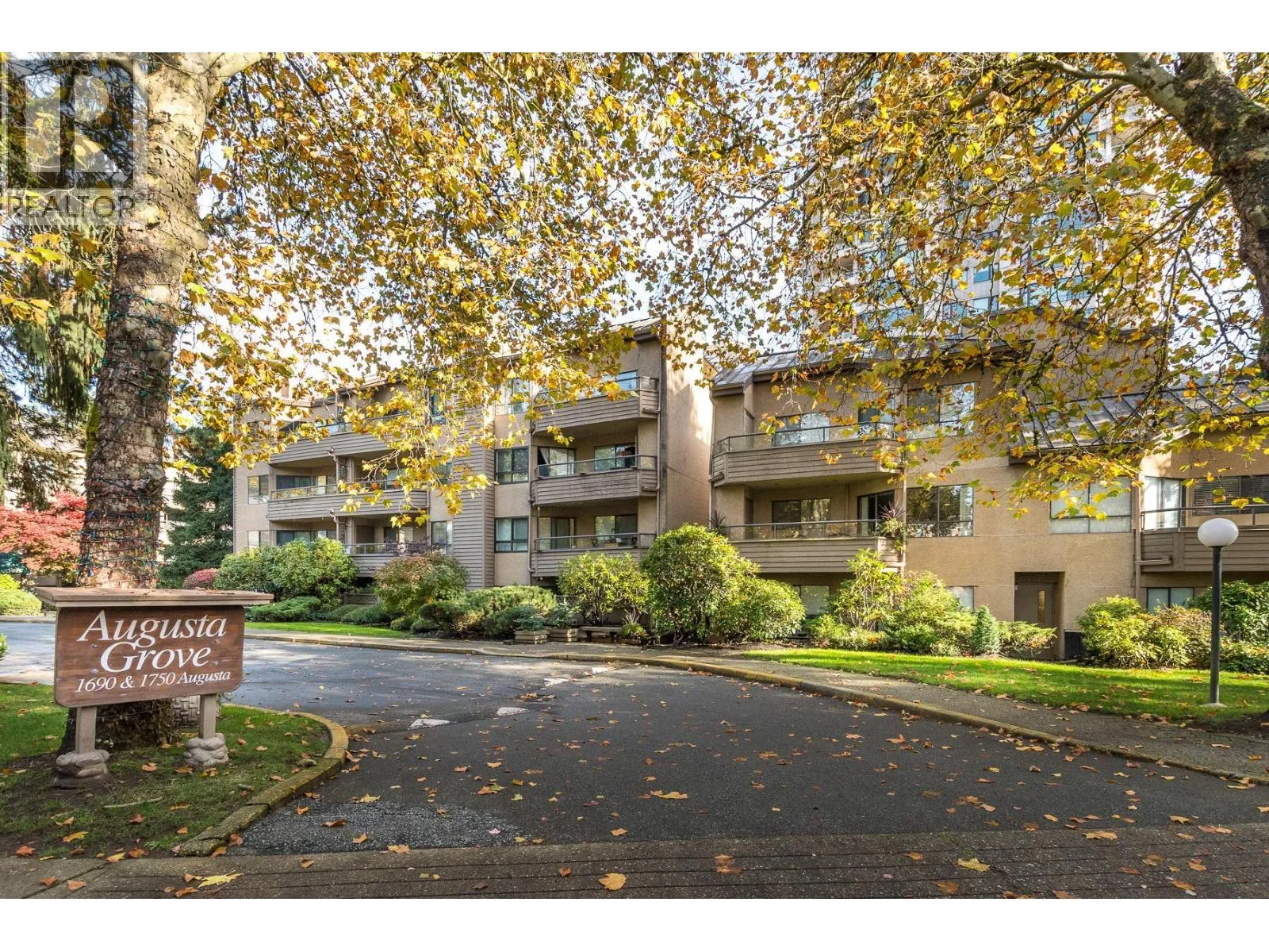 Apartment for rent: 111 1750 Augusta Avenue, Burnaby, British Columbia V5A 2V6