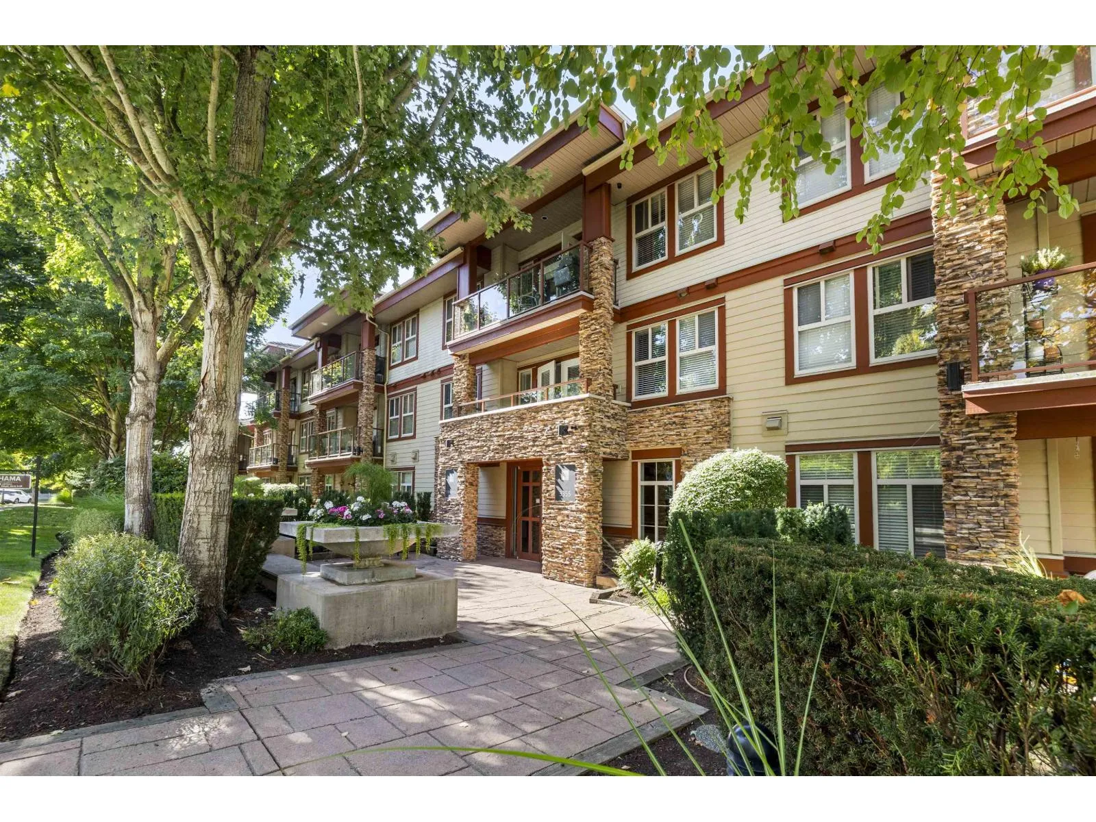 Apartment for rent: 111 3355 Rosemary Heights Drive, Surrey, British Columbia V3Z 2H5