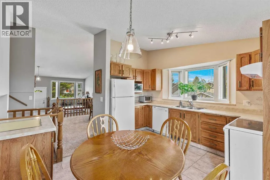 House for rent: 111 Edgebyne Crescent Nw, Calgary, Alberta T3A 4B4