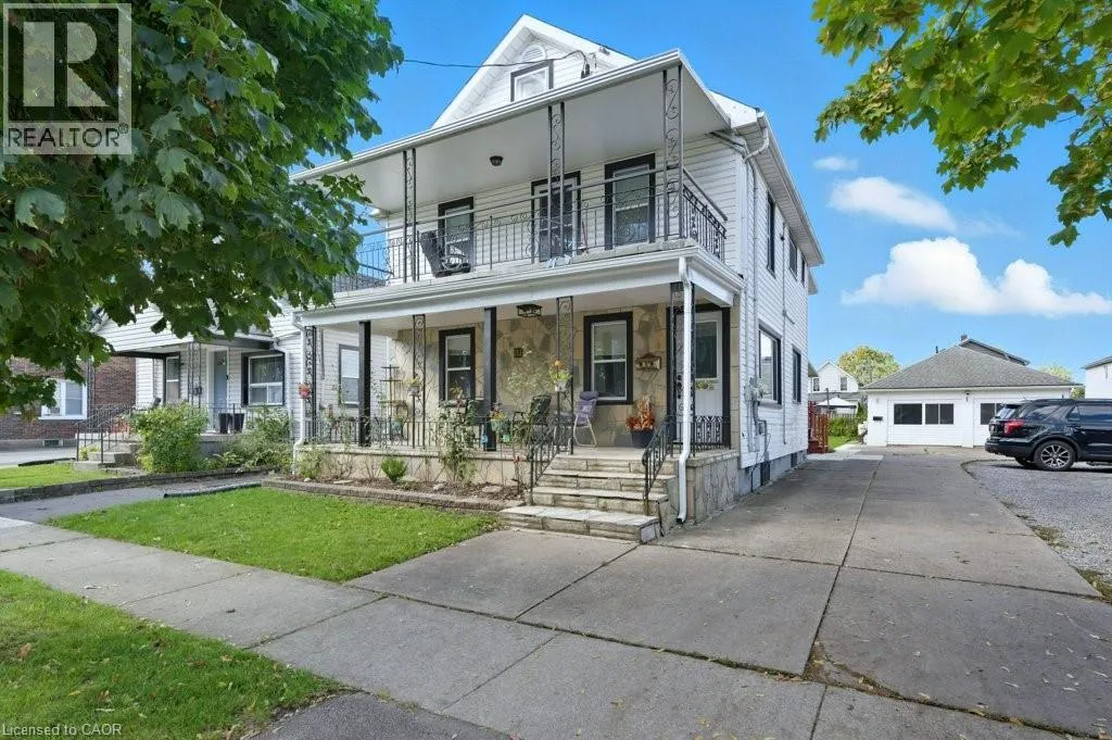 Triplex for rent: 111 Mcalpine Avenue S, Welland, Ontario L3B 1T7