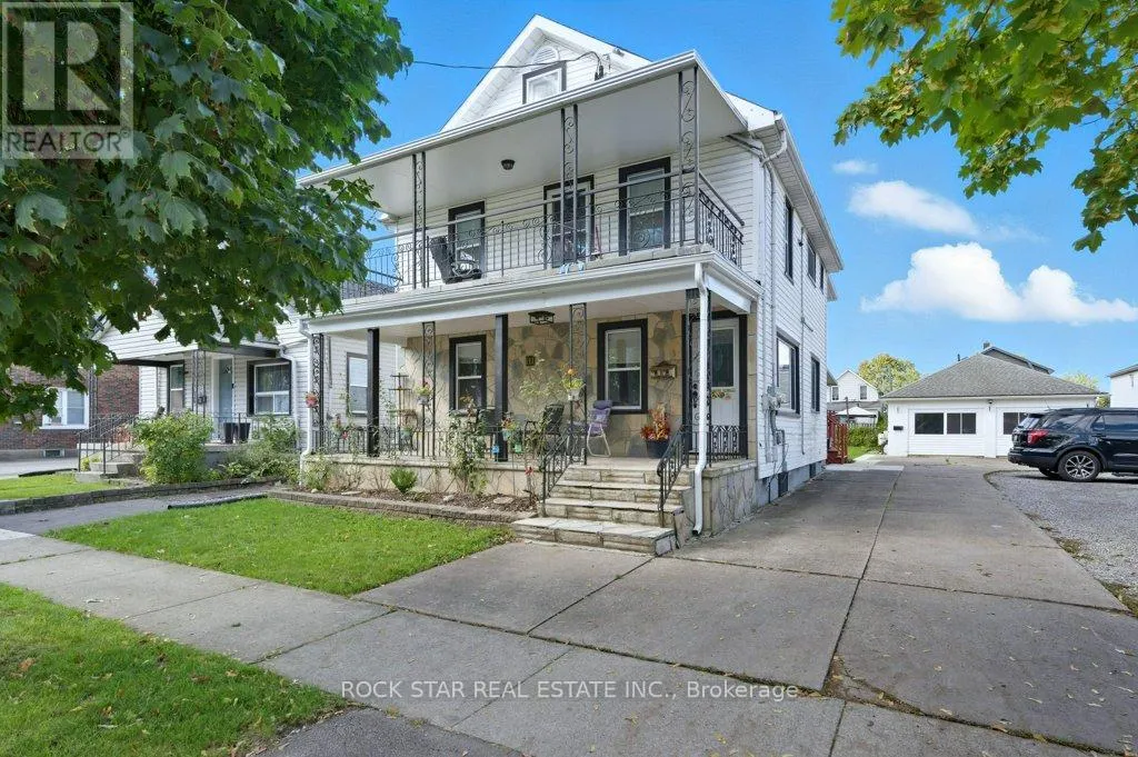 Triplex for rent: 111 Mcalpine Avenue S, Welland, Ontario L3B 1T7