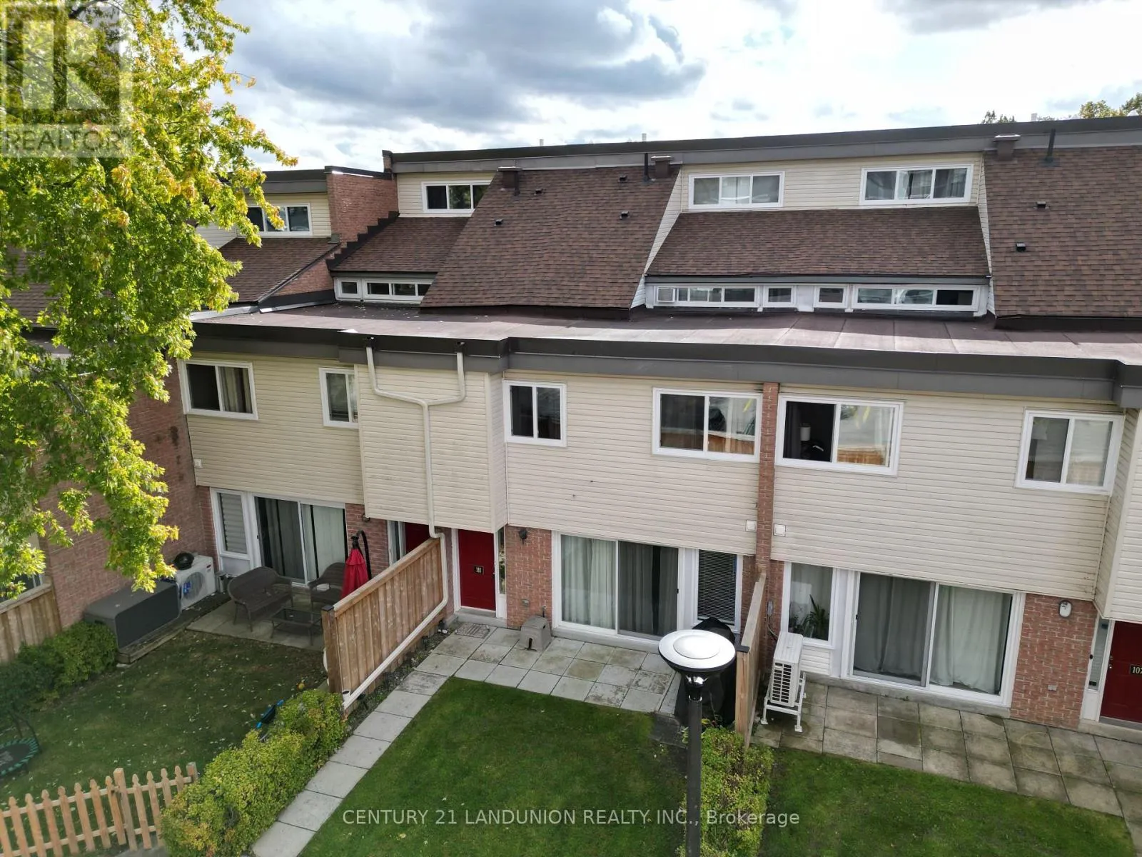 Row / Townhouse for rent: 111 Milestone Crescent, Aurora, Ontario L4G 3M2