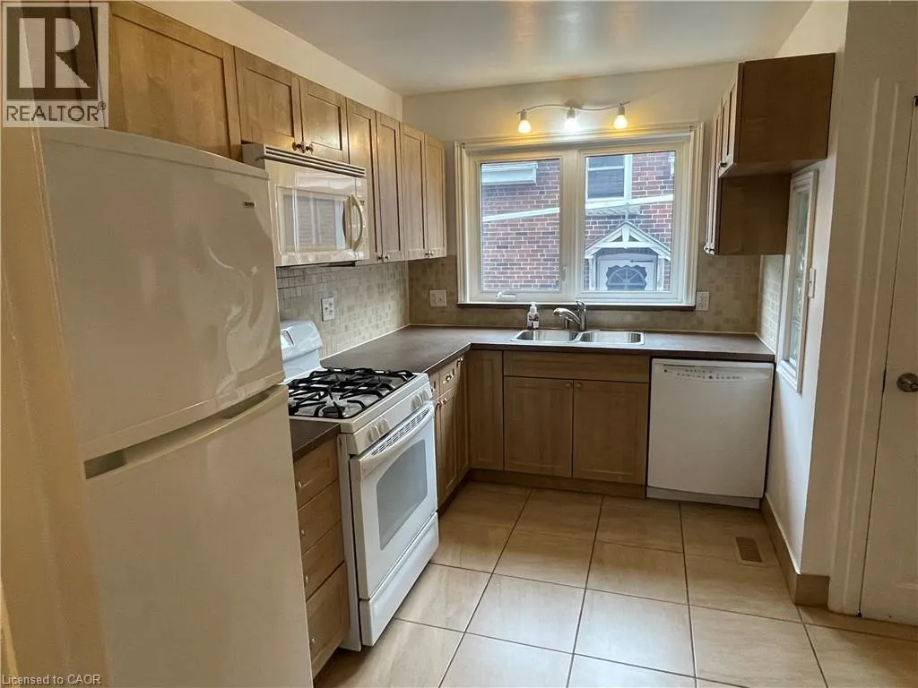 Apartment for rent: 111 Ottawa Street, Hamilton, Ontario L8K 2E2