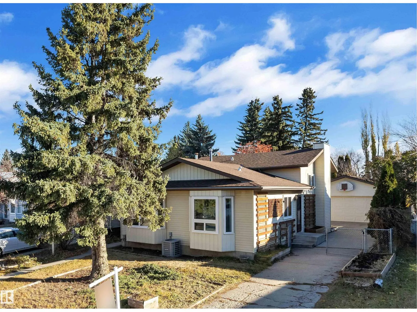 House for rent: 1111 49a St Nw, Edmonton, Alberta T6L 4C5