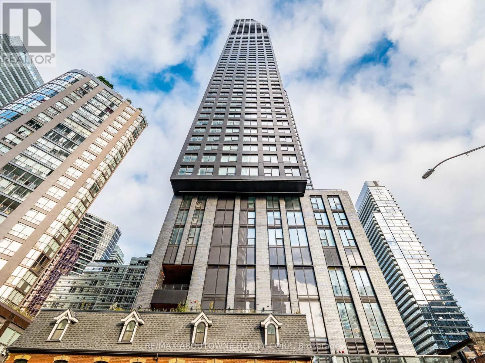 Apartment for rent: 1116 - 8 Wellesley Street W, Toronto, Ontario M4Y 0J5