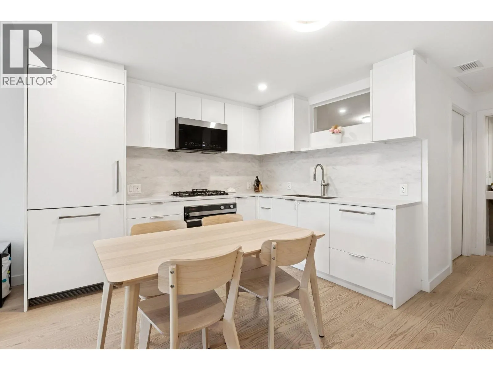 Row / Townhouse for rent: 112 650 E 2nd Street, North Vancouver, British Columbia V7L 1E3