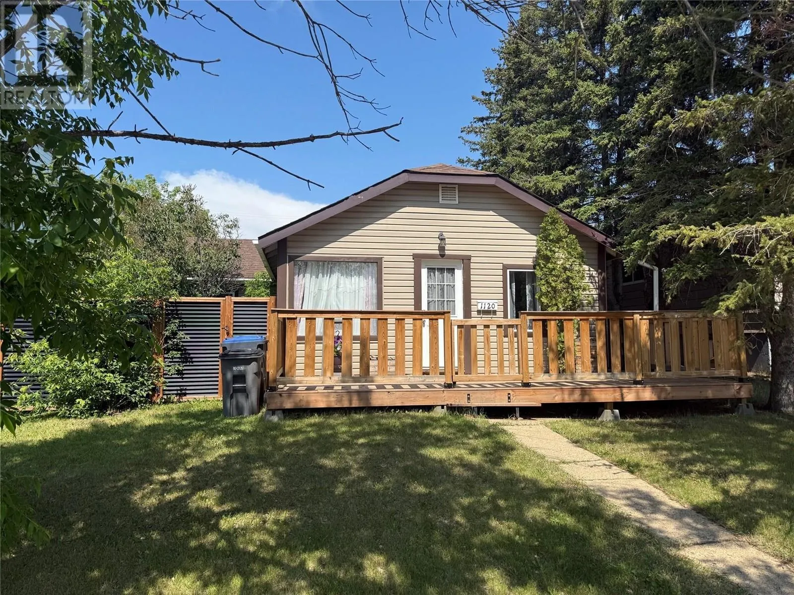 House for rent: 1120 104 Avenue, Dawson Creek, British Columbia V1G 2J2