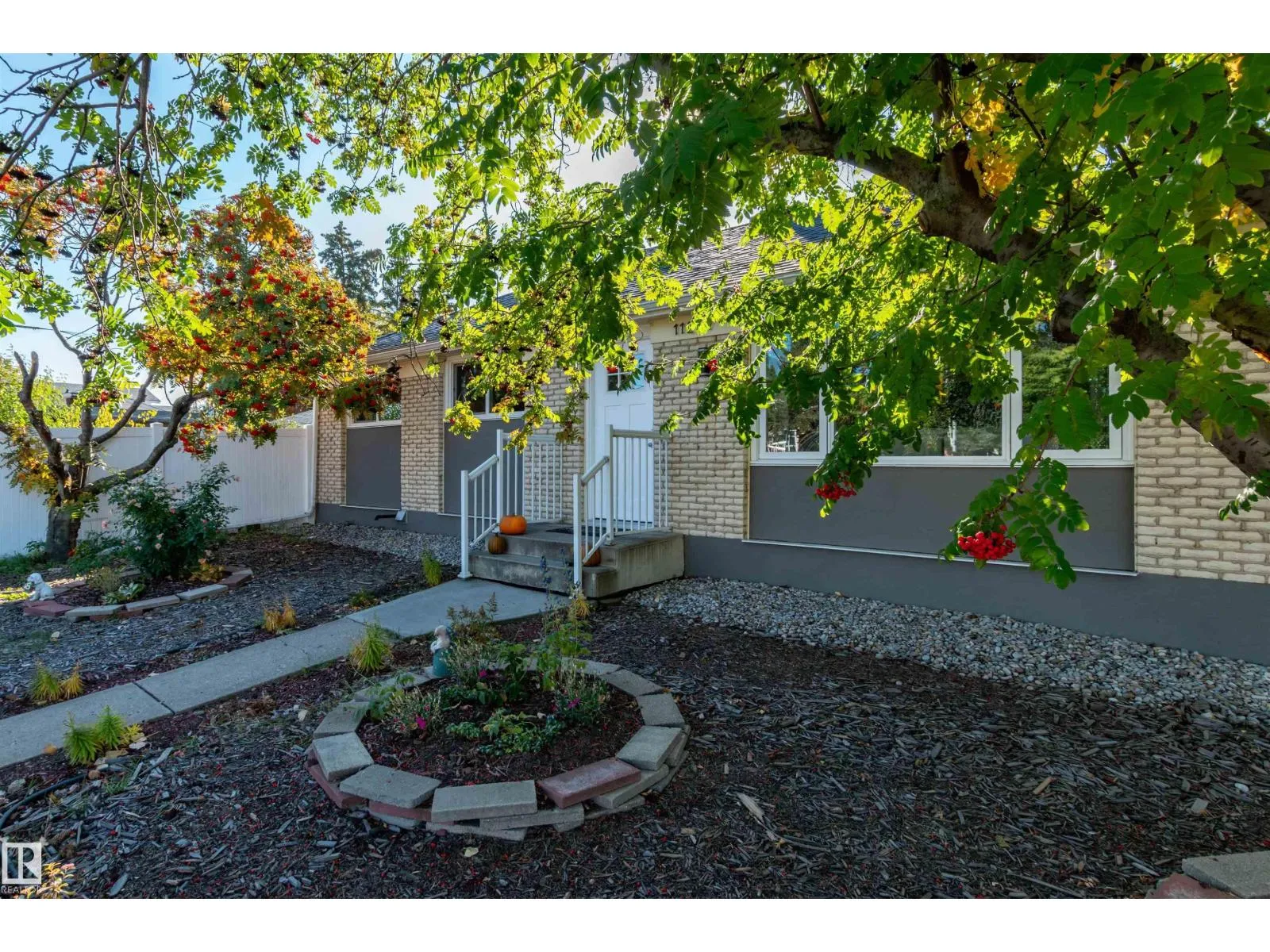 House for rent: 11227 40 Av Nw, Edmonton, Alberta T6J 0P9