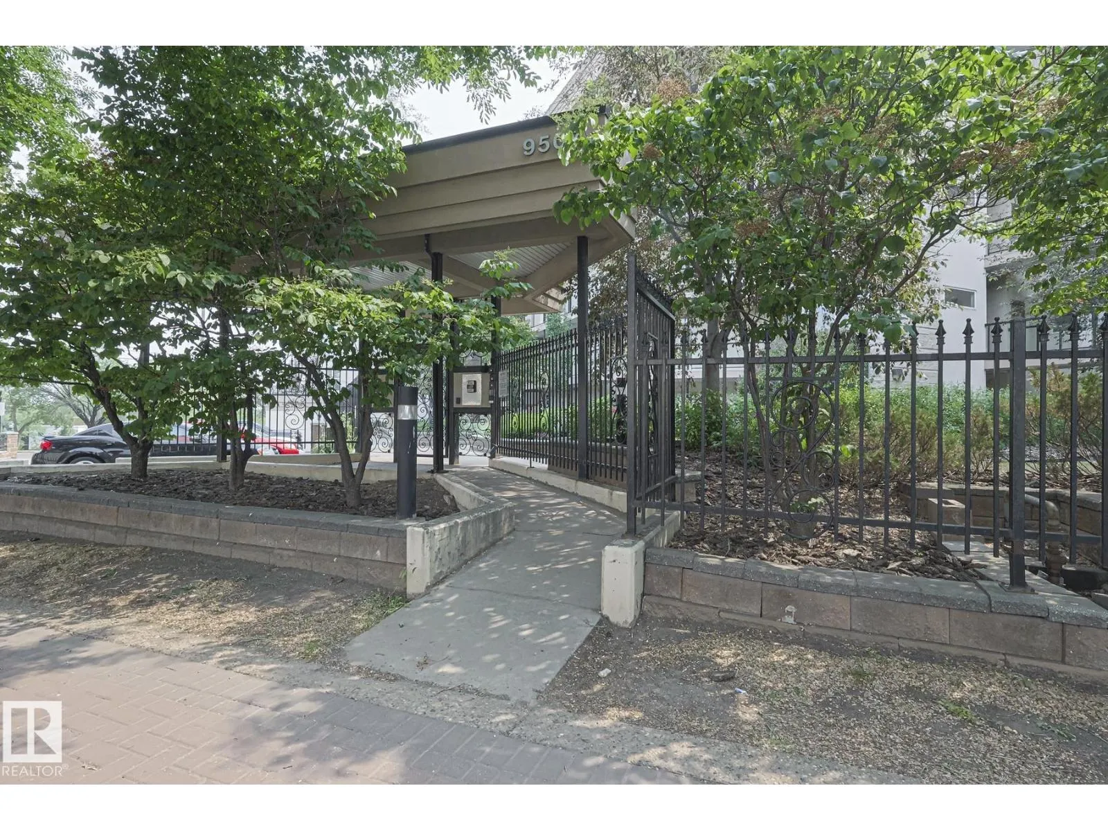 Apartment for rent: #113 9507 101 Av Nw, Edmonton, Alberta T5H 4R1