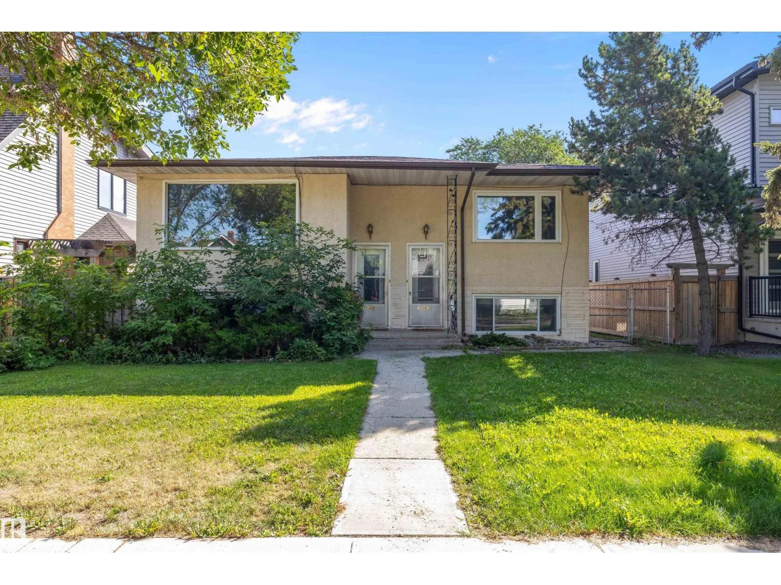 Duplex for rent: 11307 / 11309 127 St Nw, Edmonton, Alberta T5M 0T9