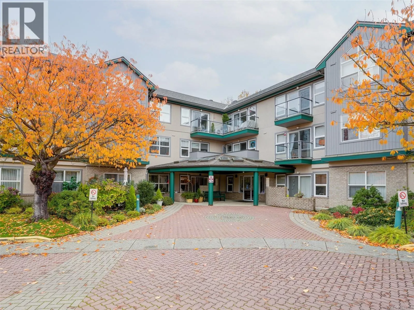 Apartment for rent: 114 1485 Garnet Rd, Saanich, British Columbia V8P 5T5