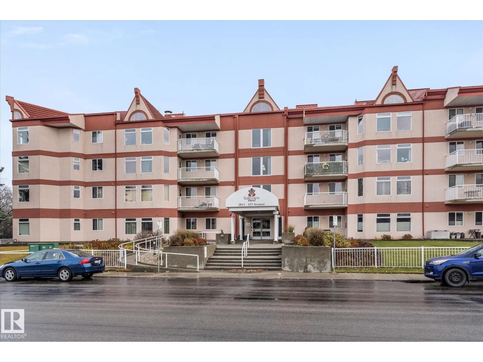 Apartment for rent: #114 2011 137 Av Nw, Edmonton, Alberta T5A 4W2