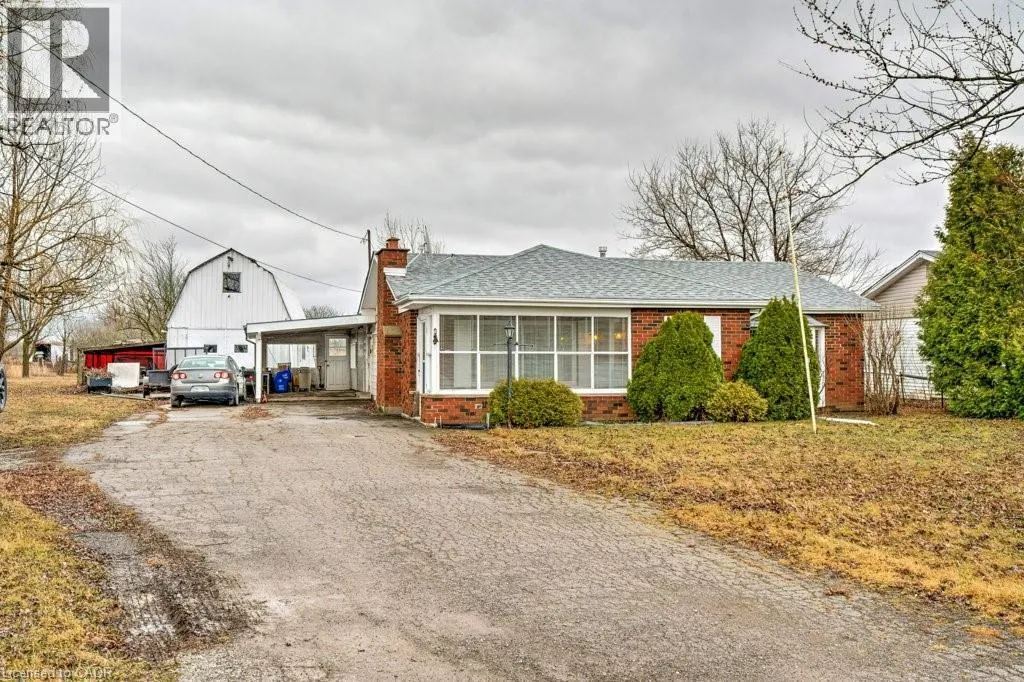 House for rent: 114 Second Road E, Hamilton, Ontario L8J 3J2