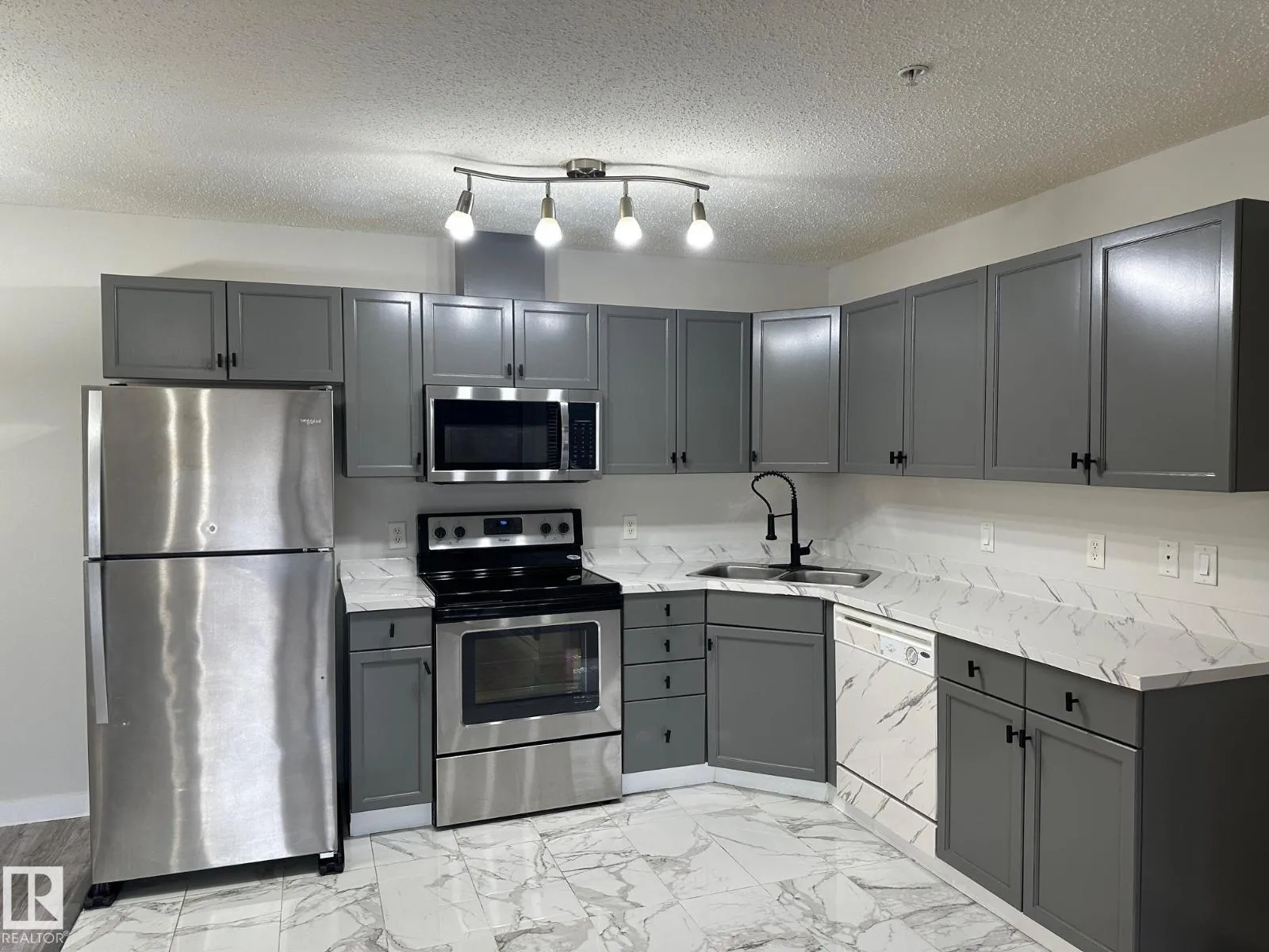 Apartment for rent: #115 2098 Blackmud Creek Dr Sw Sw, Edmonton, Alberta T6W 1T7