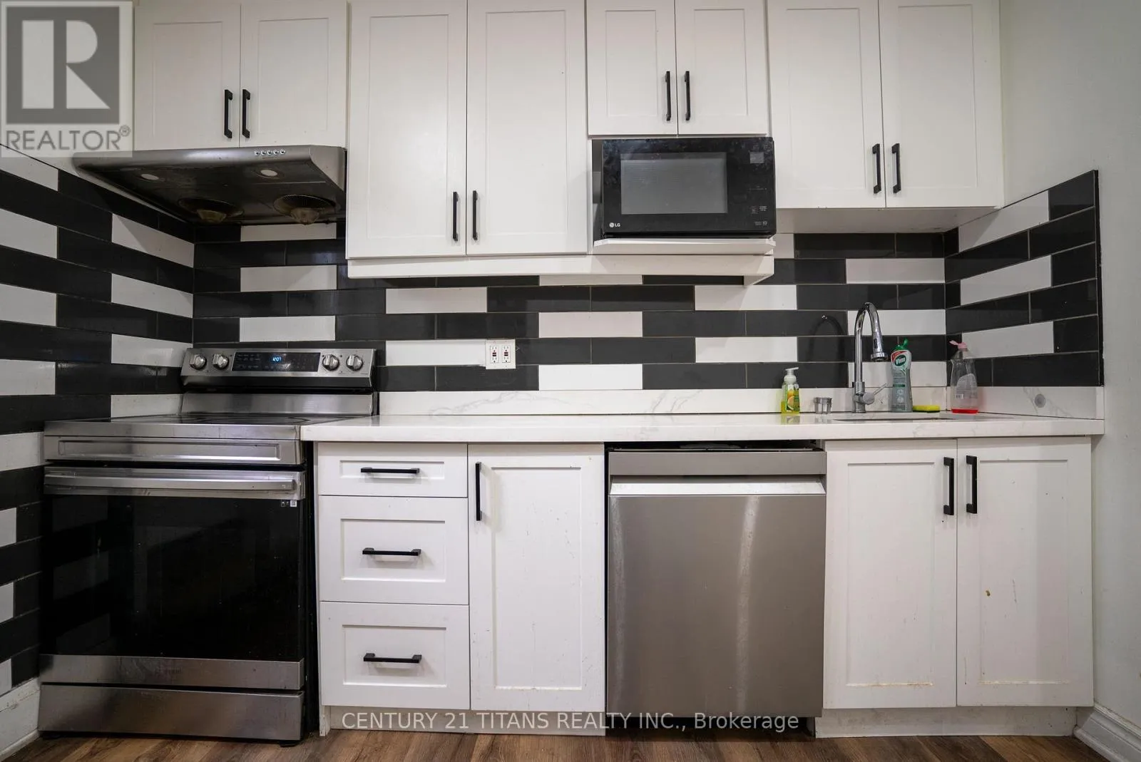 Duplex for rent: 115 Ritson Road S, Oshawa, Ontario L1H 5H4