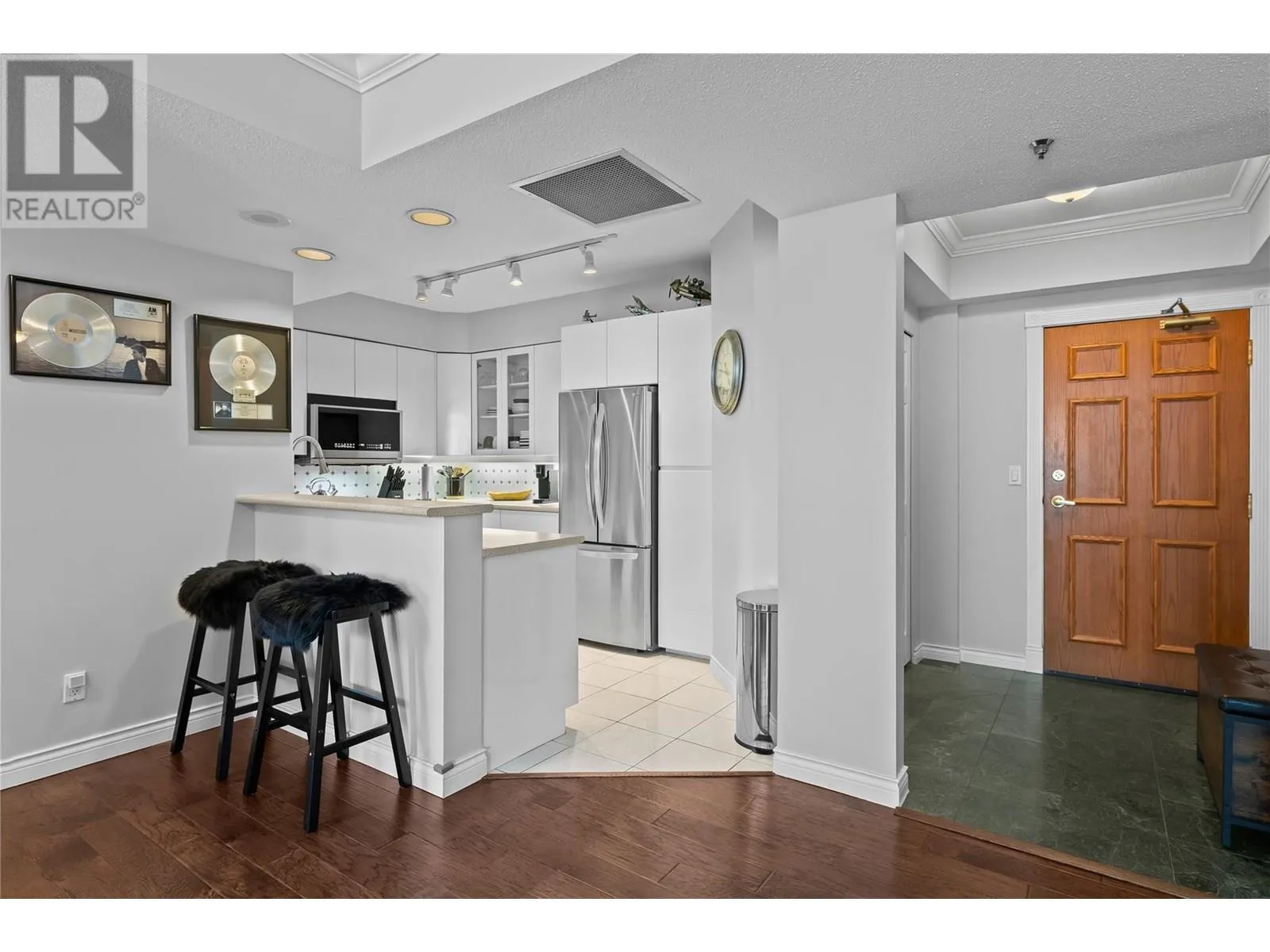 Apartment for rent: 1152 Sunset Drive Unit# 706, Kelowna, British Columbia V1Y 9R7