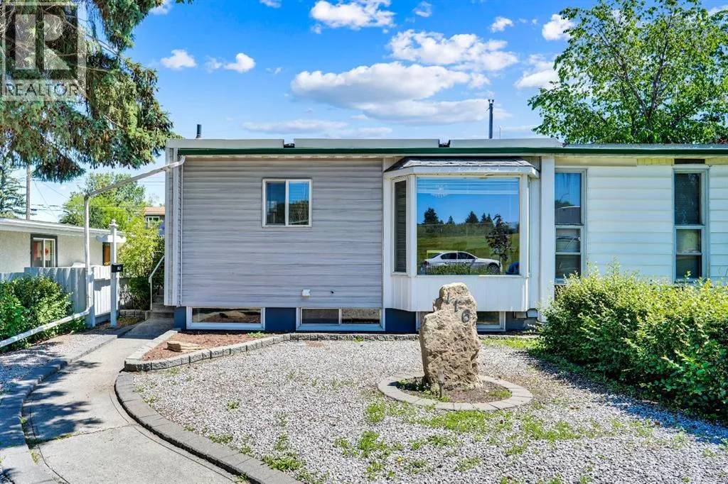 Duplex for rent: 116 Selkirk Drive Sw, Calgary, Alberta T2W 0M4