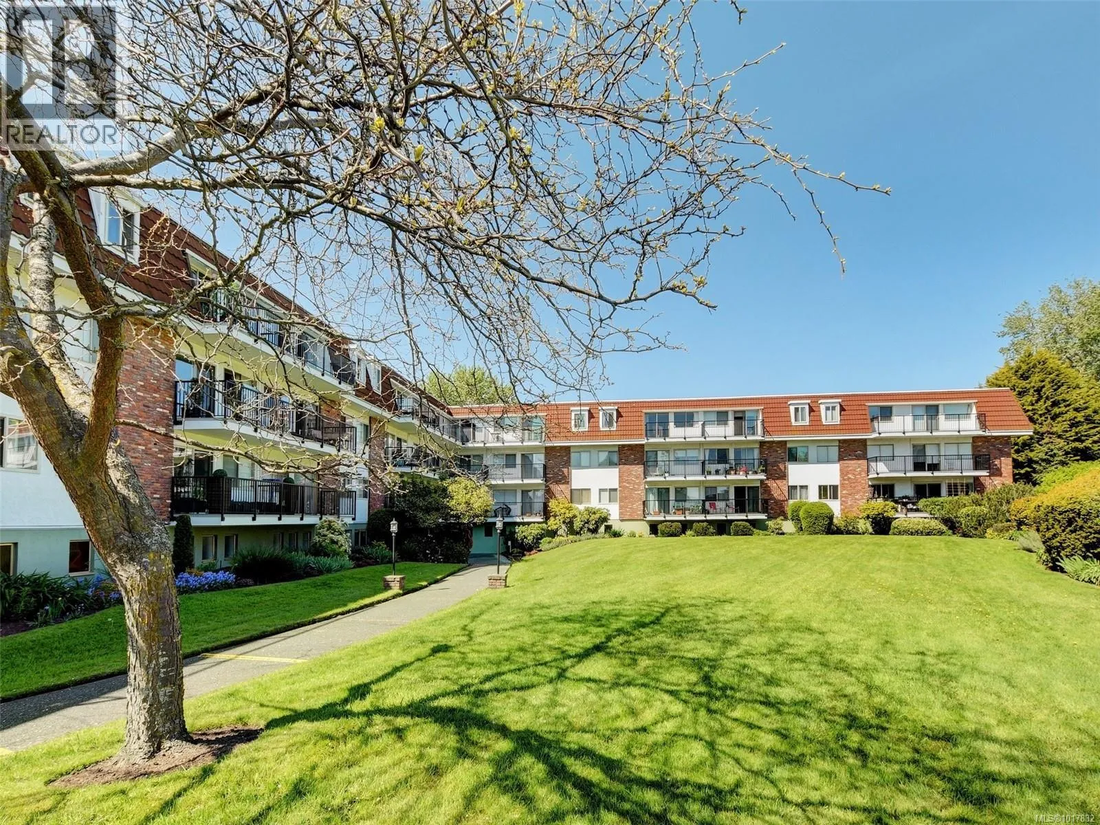 Apartment for rent: 117 1680 Poplar Ave, Saanich, British Columbia V8P 4K7