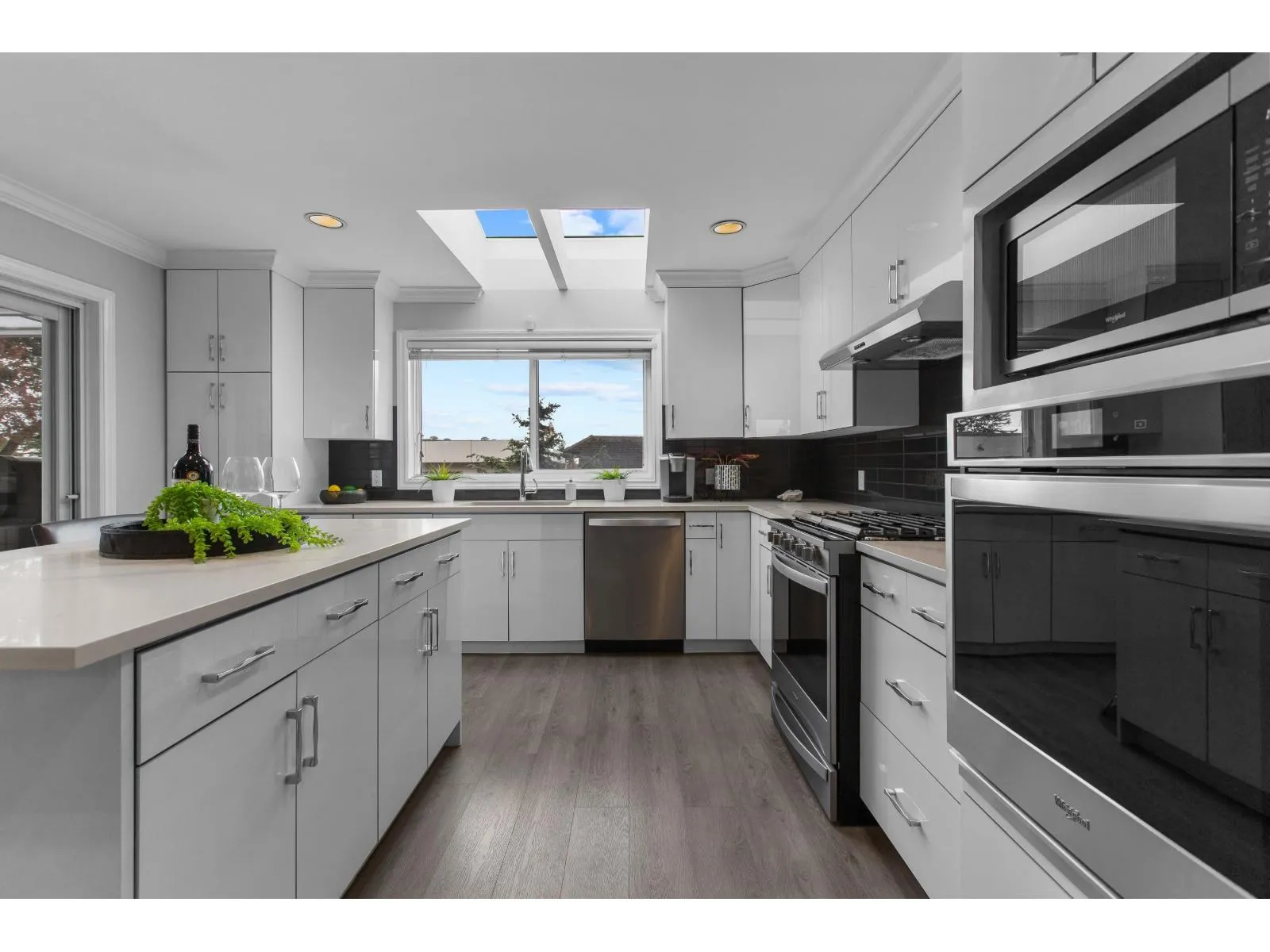 House for rent: 1170 Dolphin Street, White Rock, British Columbia V4B 4G8