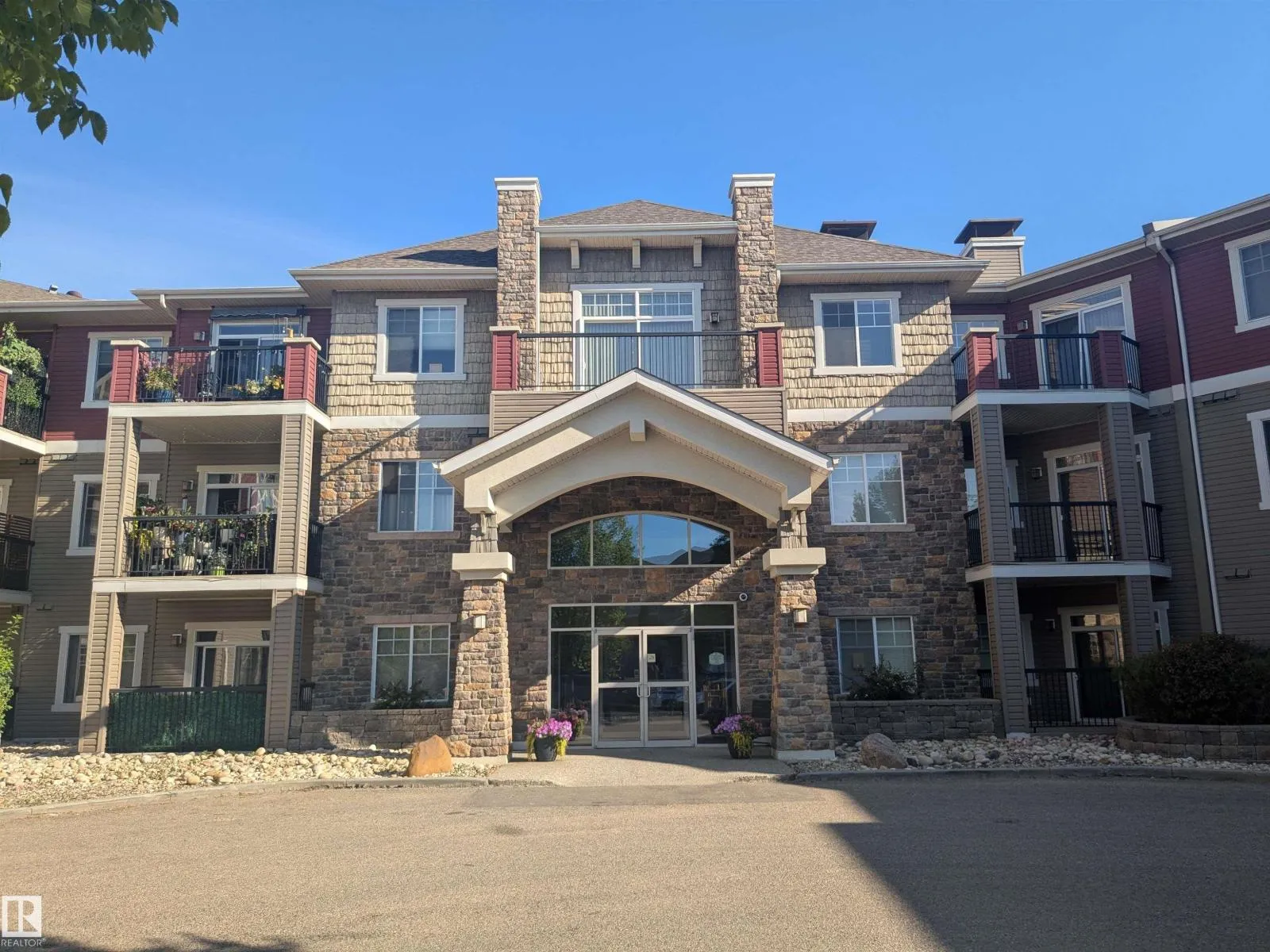 Apartment for rent: #118 2503 Hanna Cr Nw, Edmonton, Alberta T6R 0H1