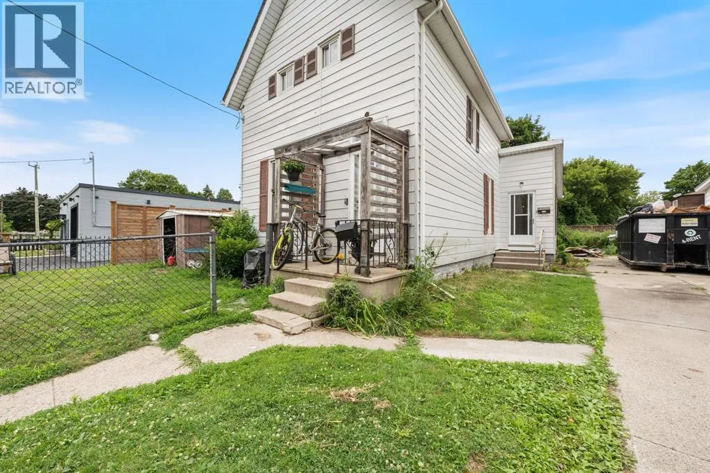 Duplex for rent: 118 Talfourd Street Unit# Unit B, Sarnia, Ontario N7T 1N4