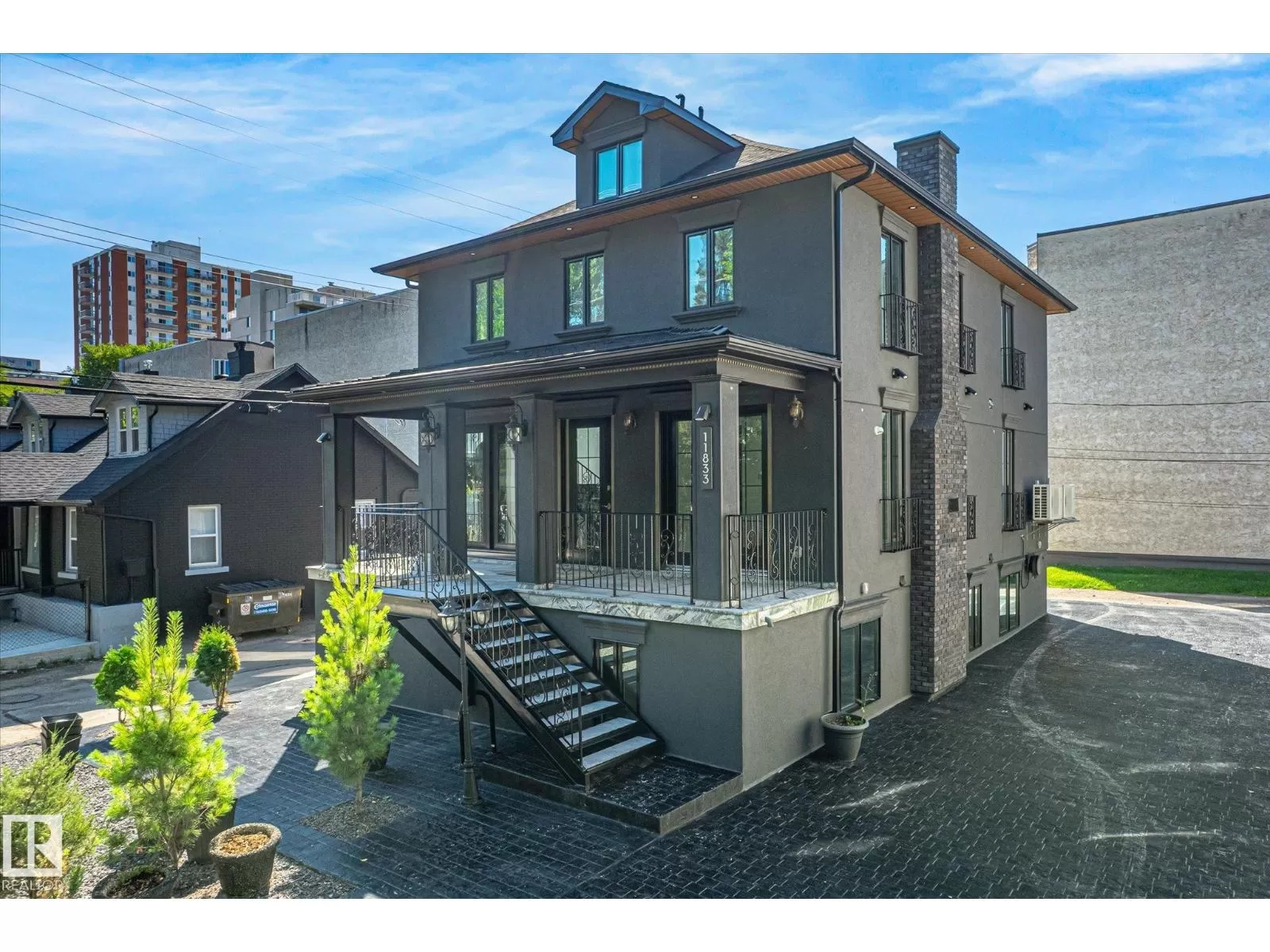 Triplex for rent: 11833 102 Av Nw, Edmonton, Alberta T5K 0R6