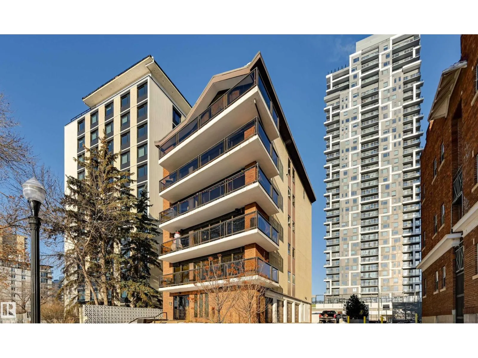 Apartment for rent: 11960 100 Av Nw, Edmonton, Alberta T5K 0K5