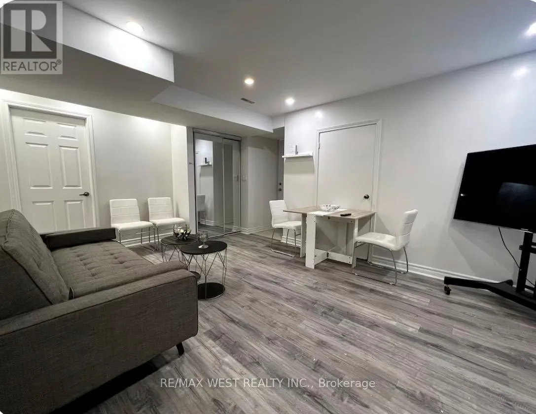 Other for rent: 11a St Andrews Boulevard, Toronto, Ontario M9R 1V9