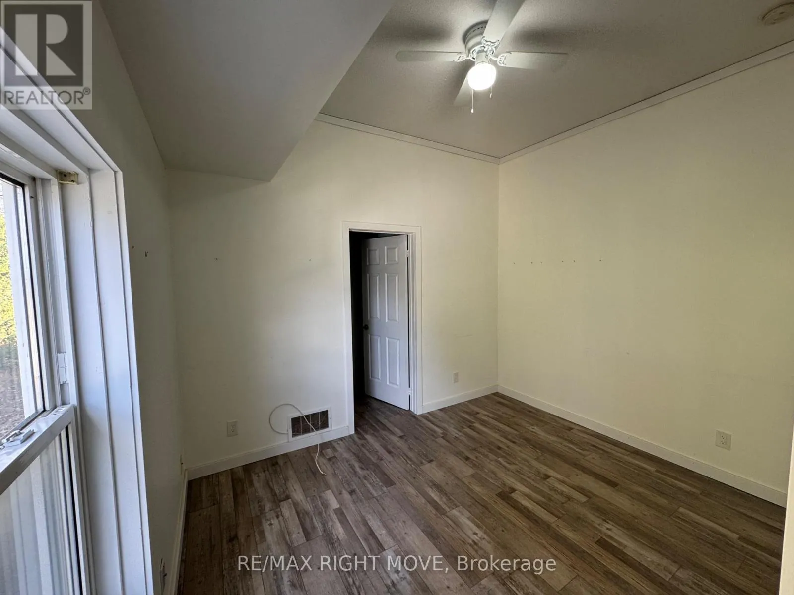 Offices for rent: 11b - 4337 Burnside Line, Severn, Ontario L3V 6H4