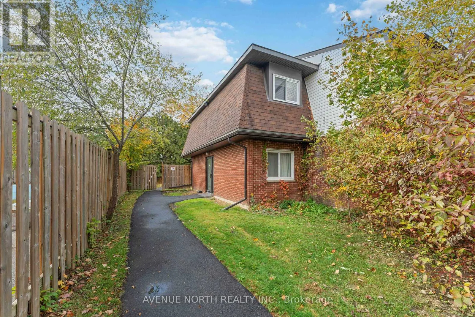 Row / Townhouse for rent: 11k - 2080 Ogilvie Road, Ottawa, Ontario K1J 7N8