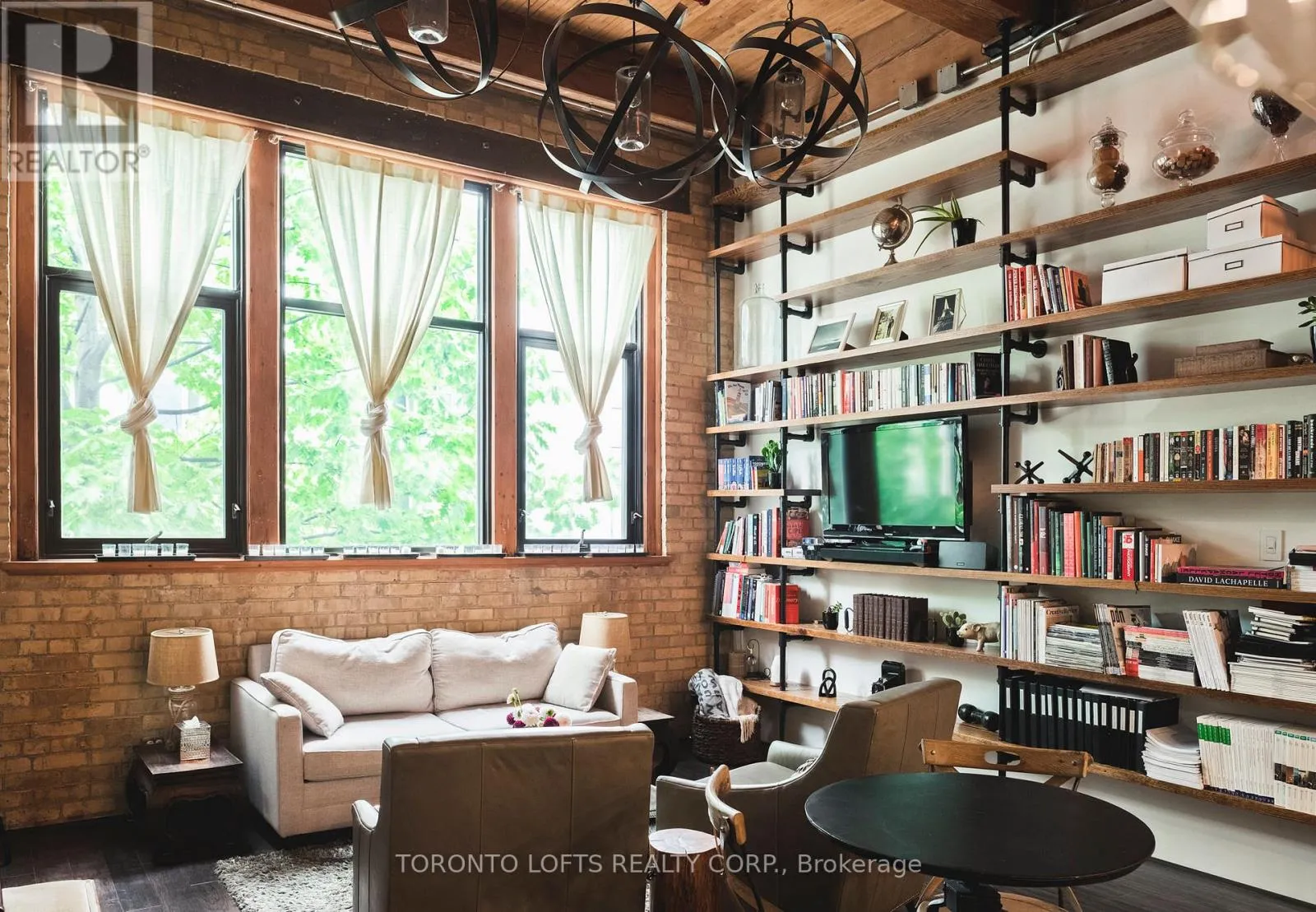 Apartment for rent: 12 - 371 Wallace Avenue, Toronto, Ontario M6P 3P1