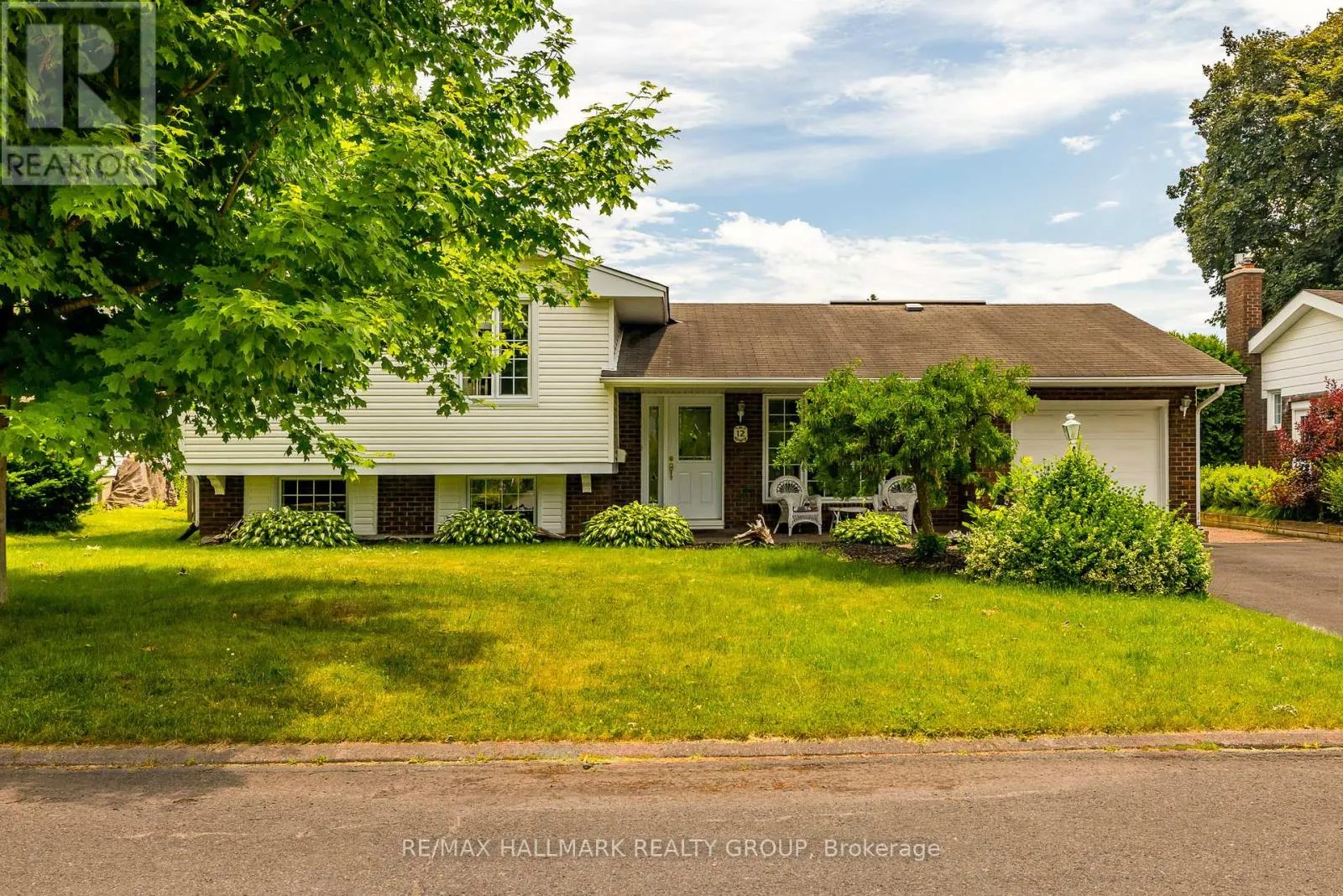 House for rent: 12 Ancona Crescent, Ottawa, Ontario K2G 0N8