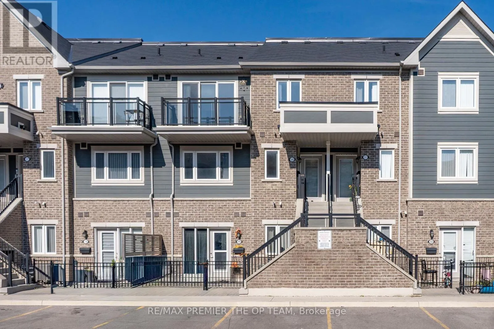 Row / Townhouse for rent: 120 - 250 Sunny Meadow Boulevard, Brampton, Ontario L6R 3Y7