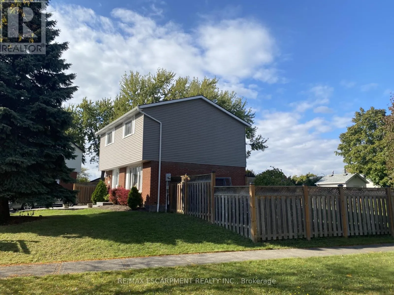 House for rent: 120 Chilton Drive, Hamilton, Ontario L8J 1M5