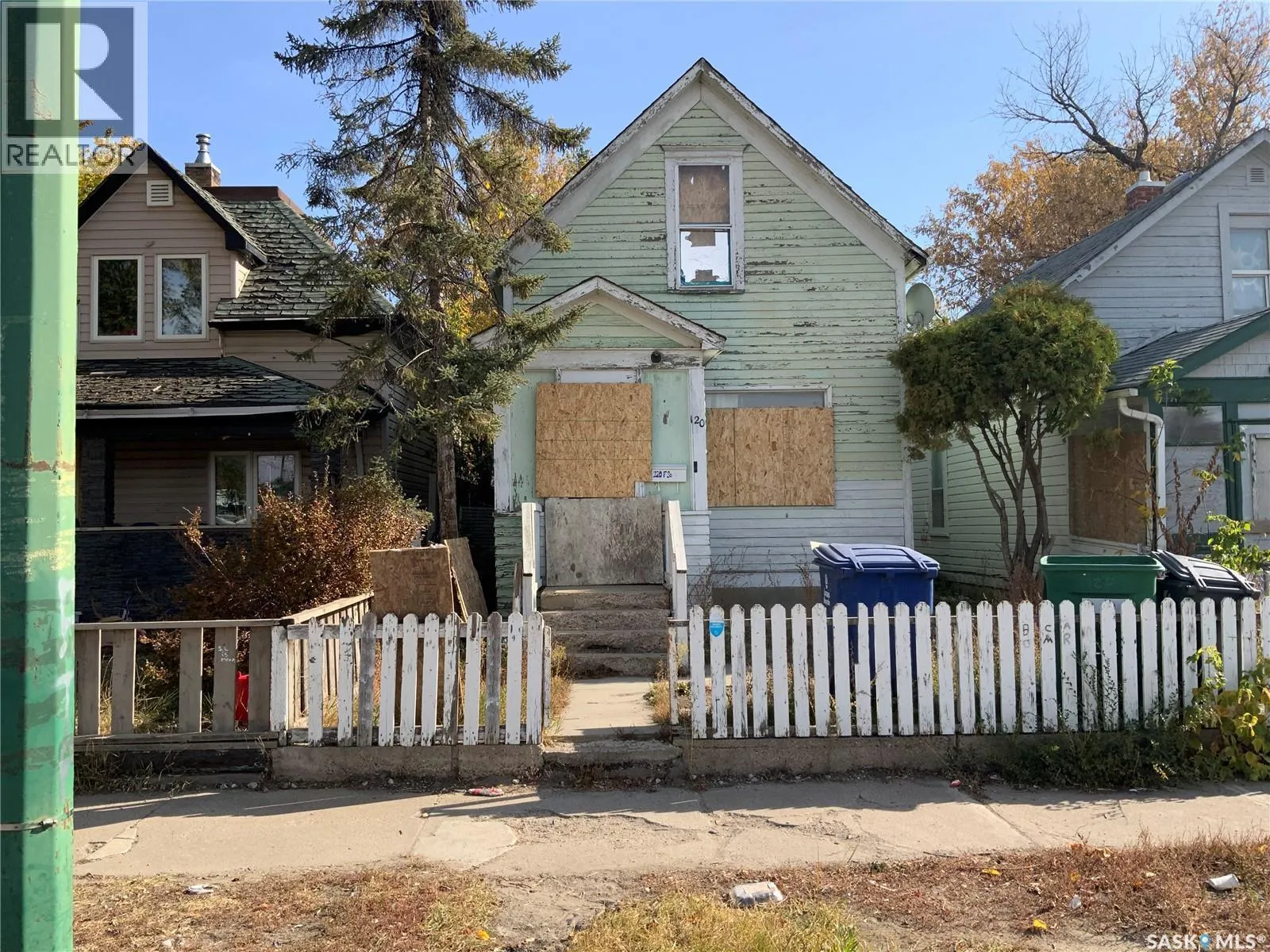 House for rent: 120 F Avenue S, Saskatoon, Saskatchewan S7M 1S8