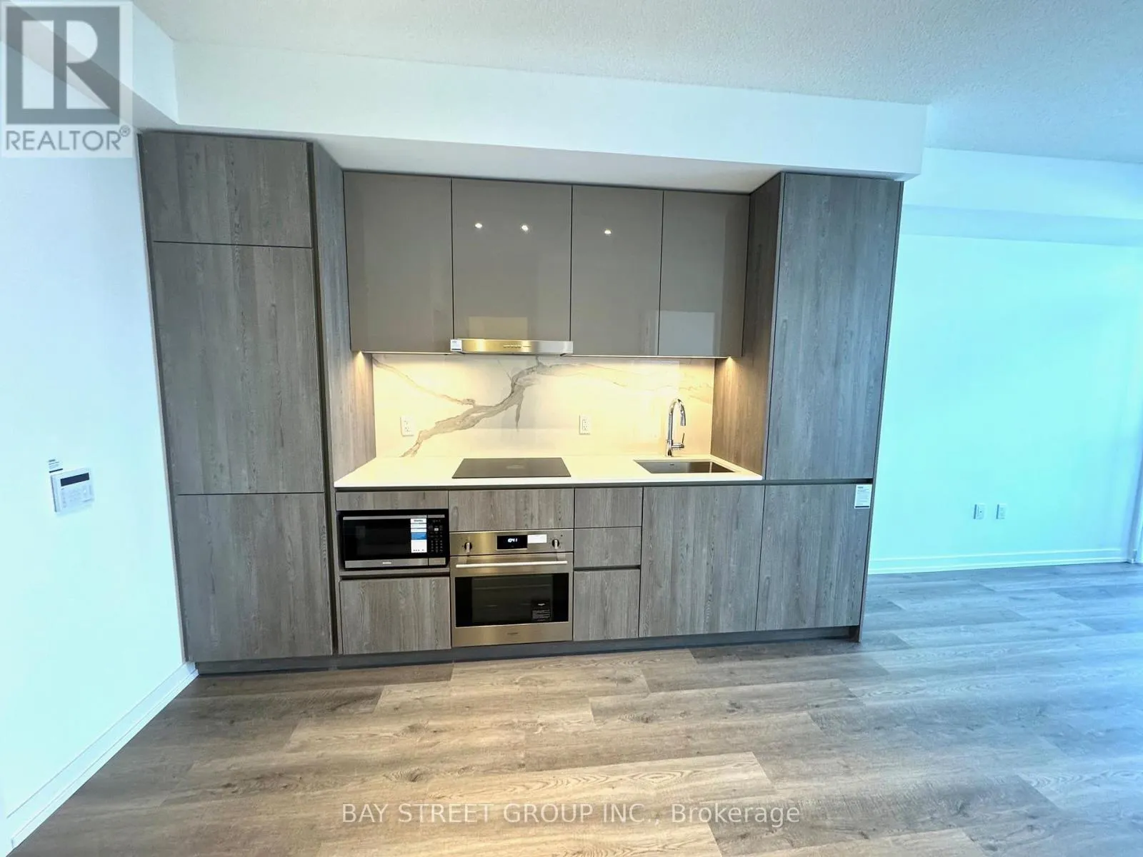 Apartment for rent: 1205 - 8 Interchange Way, Vaughan, Ontario L4K 0R2