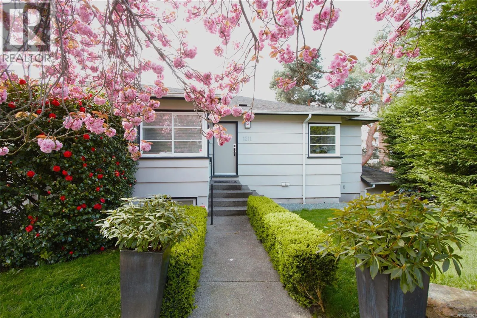 Duplex for rent: 1211 Fairfield Rd, Victoria, British Columbia V8V 3B3