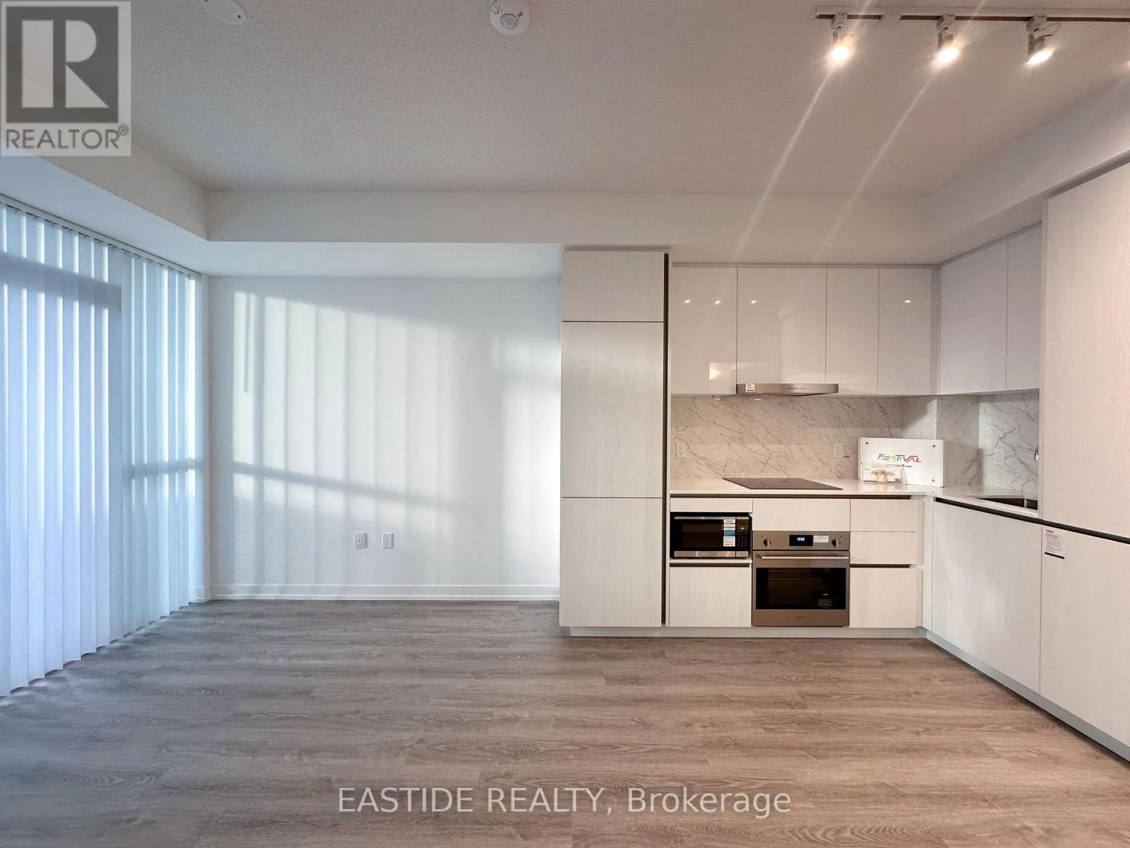 Apartment for rent: 1215 - 8 Interchange Way, Vaughan, Ontario L4K 5Z7