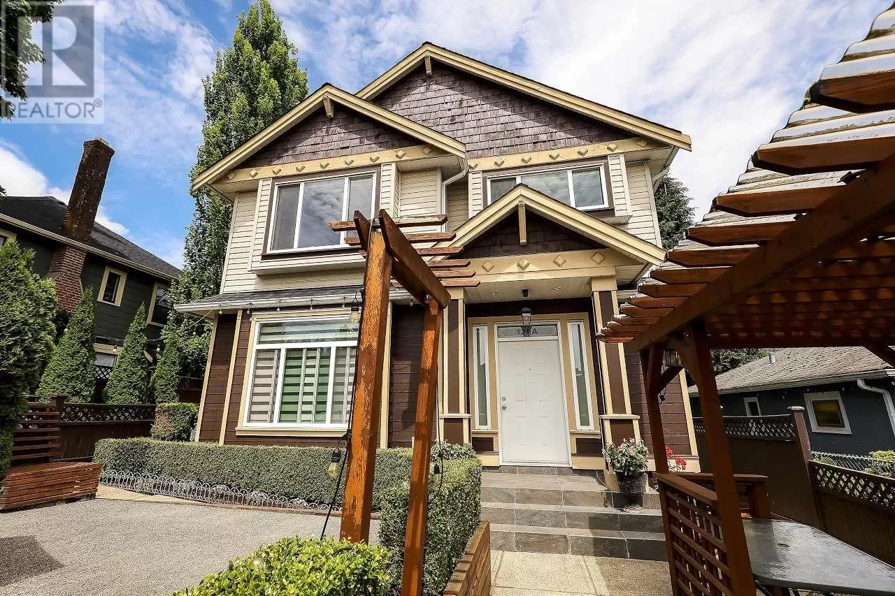 Duplex for rent: 121a Debeck Street, New Westminster, British Columbia V3L 3H7