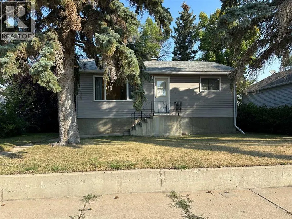 House for rent: 122 3 Avenue N, Vauxhall, Alberta T0K 2K0