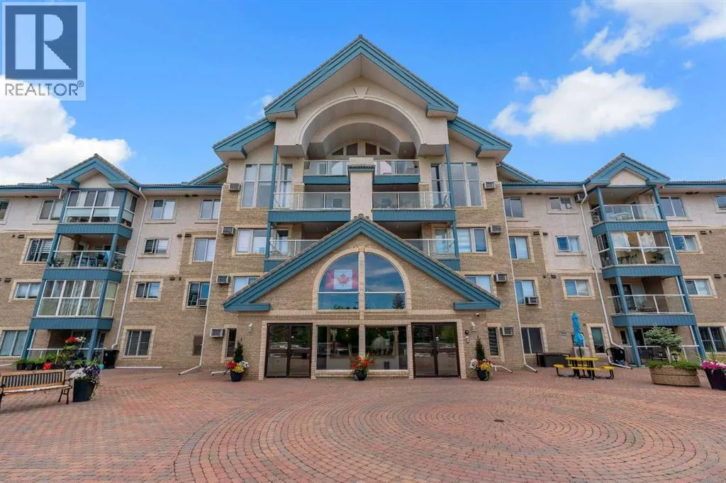 Apartment for rent: 122, 7229 Sierra Morena Boulevard Sw, Calgary, Alberta T3H 3L7