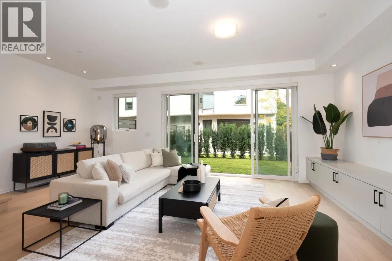 Duplex for rent: 122 E 17th Avenue, Vancouver, British Columbia V5V 1A4