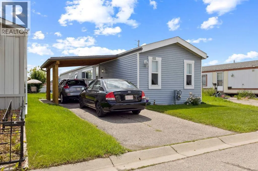 Manufactured Home for rent: 122 Erin Woods Circle Se, Calgary, Alberta T2B 3E1