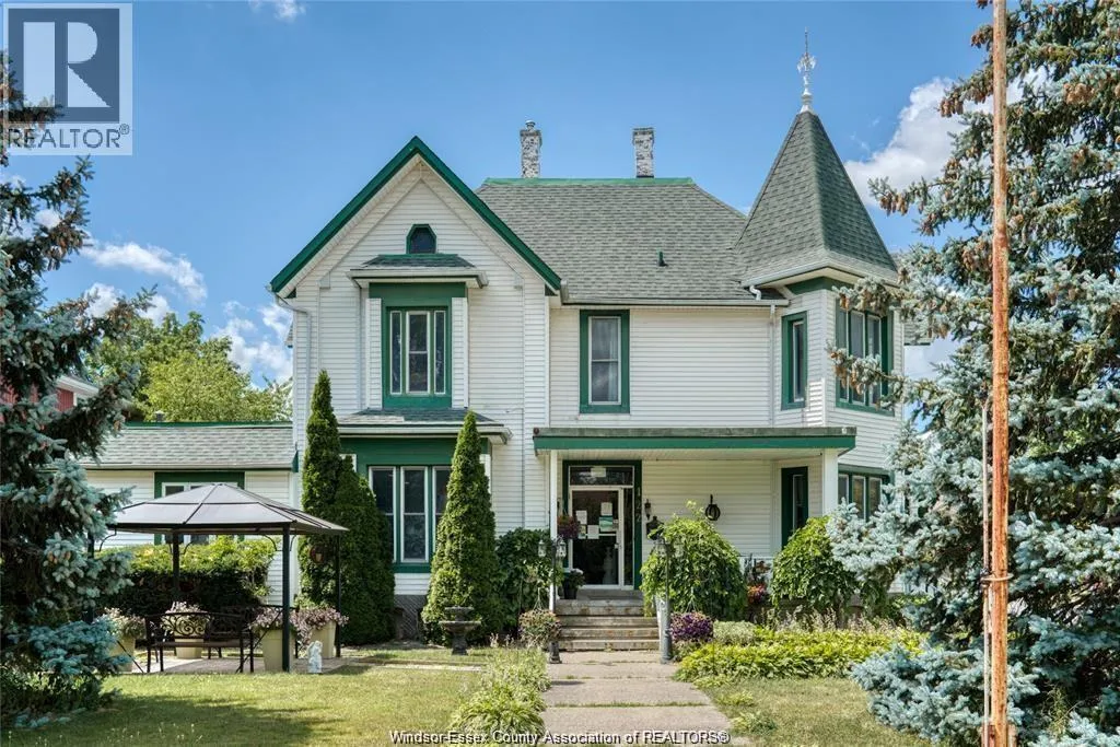 Triplex for rent: 122 Talbot Street South, Essex, Ontario N8M 1B4