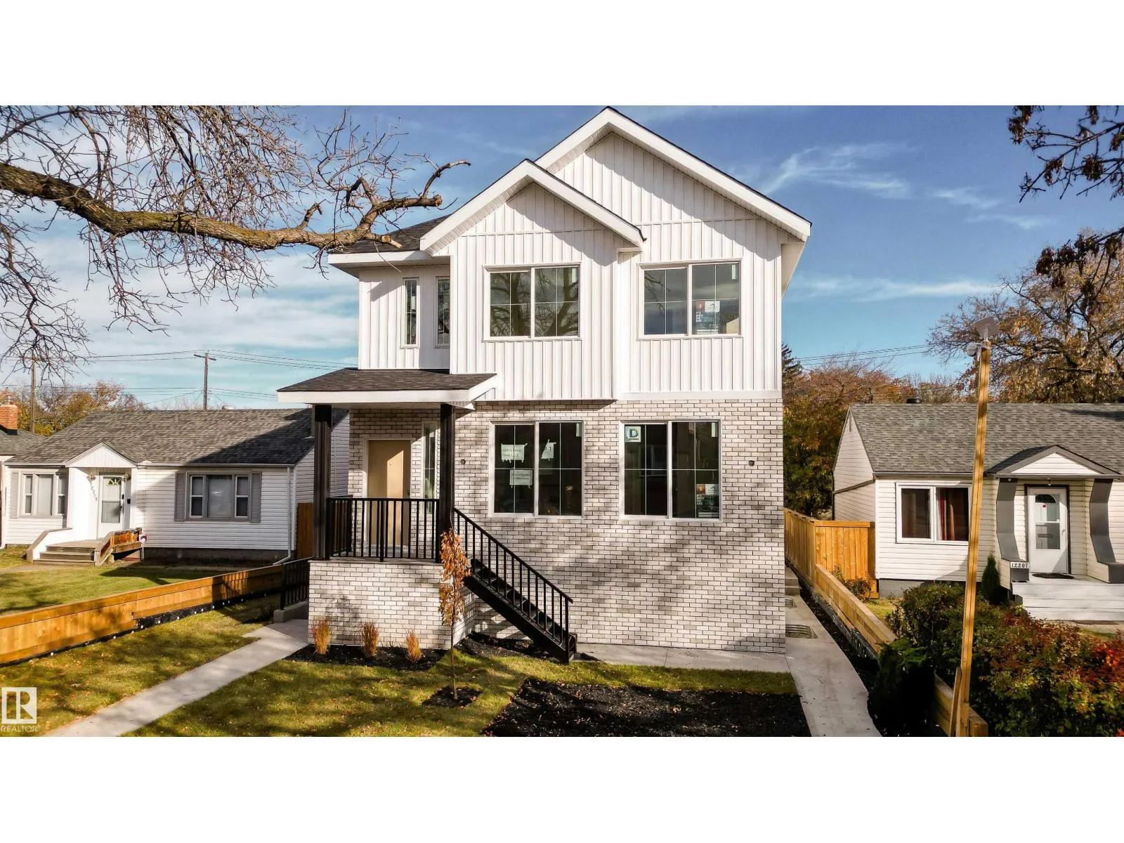 Triplex for rent: 12211 124 St Nw, Edmonton, Alberta T5L 0N3