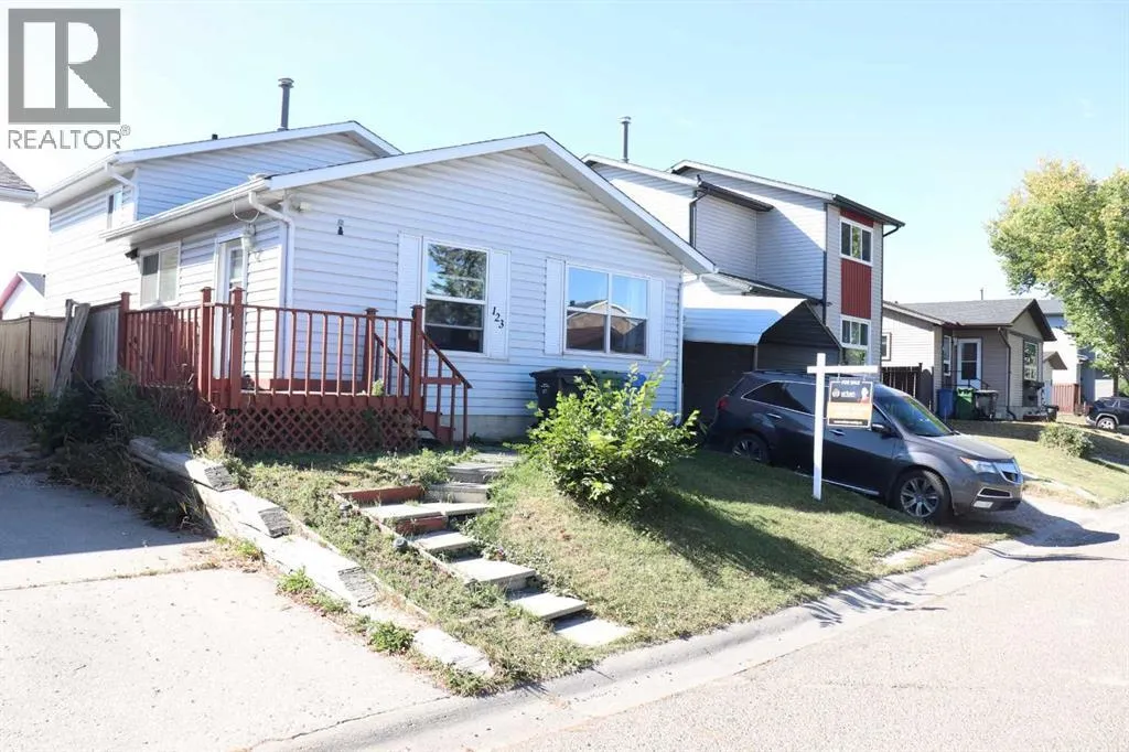 House for rent: 123 Castleglen Road Ne, Calgary, Alberta T3J 1P2