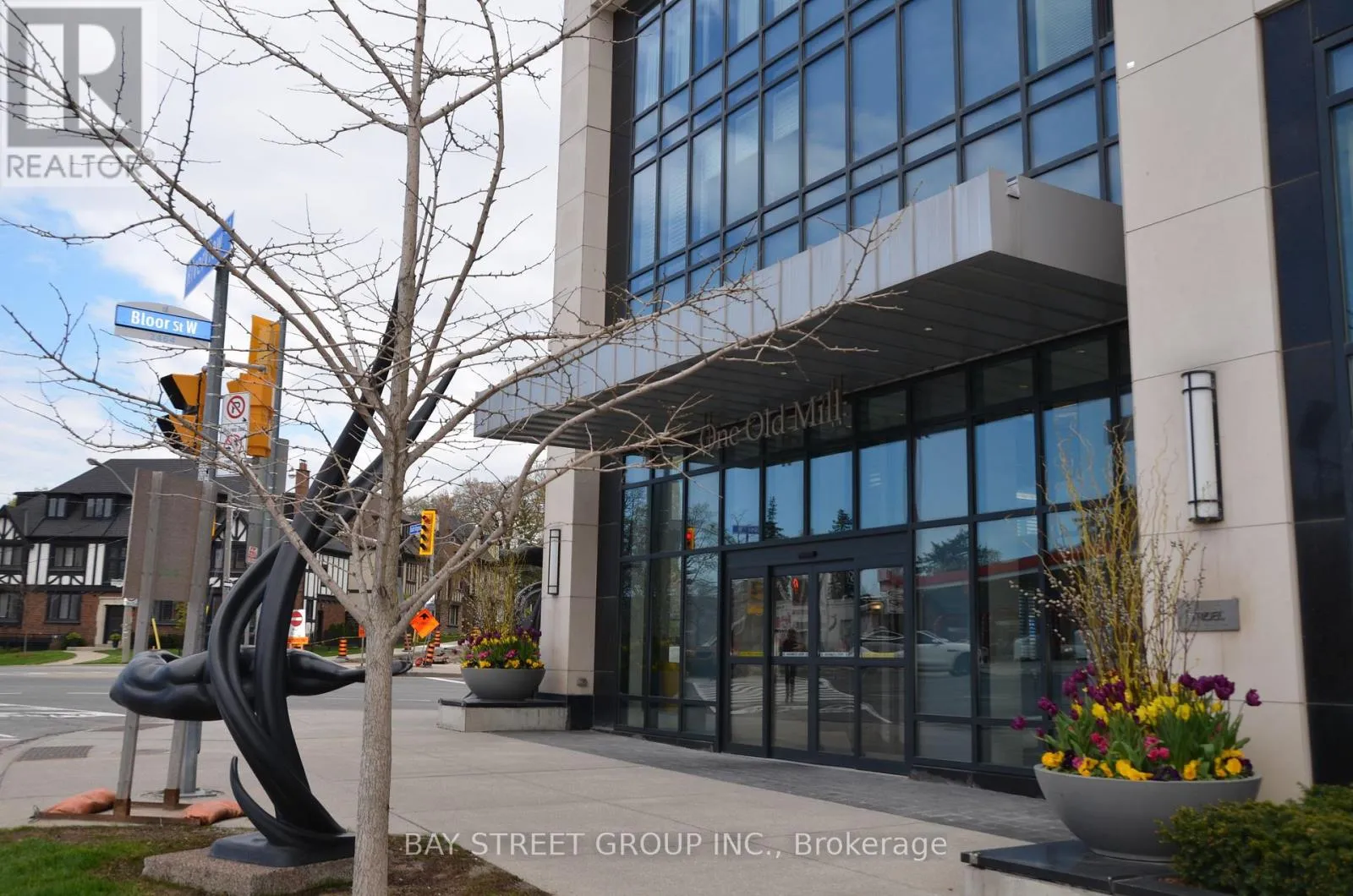 Apartment for rent: 124 - 1 Old Mill Drive, Toronto, Ontario M6S 0A1