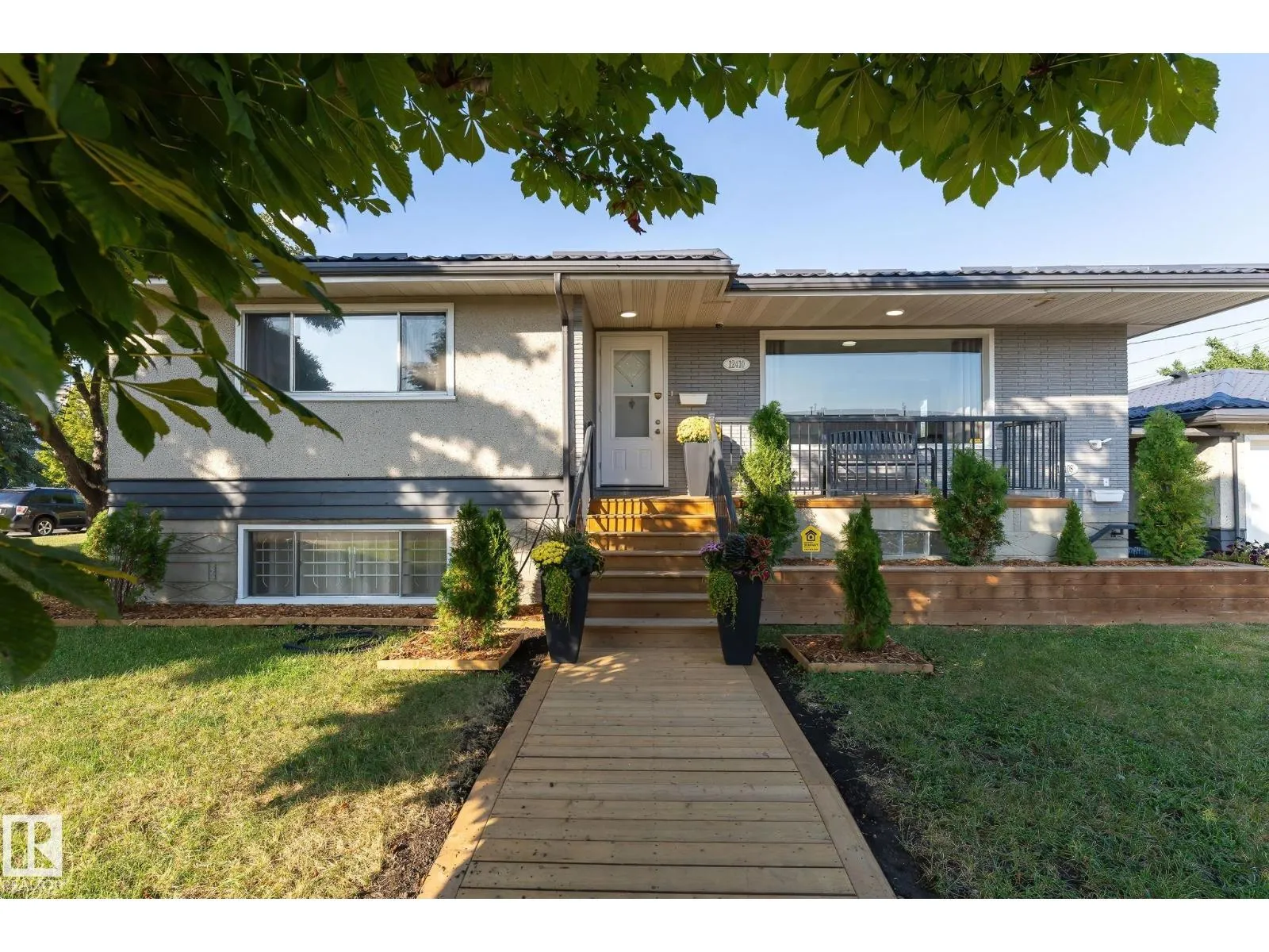 Duplex for rent: 12410 134 Av Nw, Edmonton, Alberta T5J 3Y4